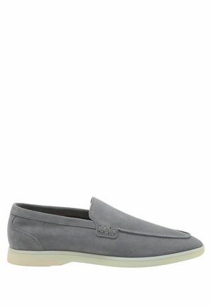 Férfi szürke velúr slip-on mokaszin krémszínű gumitalppal, lekerekített orral és minimális varrással az oldalak mentén.
