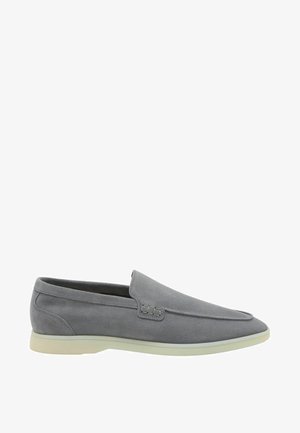 Grauer Herren-Slip-on-Loafer aus Wildleder mit cremefarbener Gummisohle, abgerundeter Spitze und minimaler Nahtführung an den Seiten.