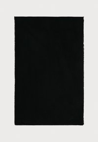 Sort tæppe med en blød tekstur og frynser langs kanterne. Har en enkel rektangulær form og en subtil signatur i hjørnet.
