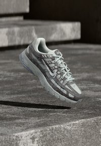 Επιλέχθηκε, off white/metallic silver-coloured/black/cool grey/wolf grey