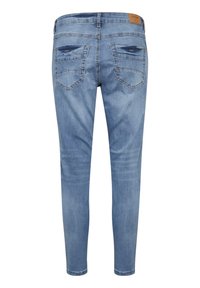 Ljusblå denimjeans med slim fit, femficksdesign och en läderlapp på midjan. Sömmar och bleknade detaljer synliga.