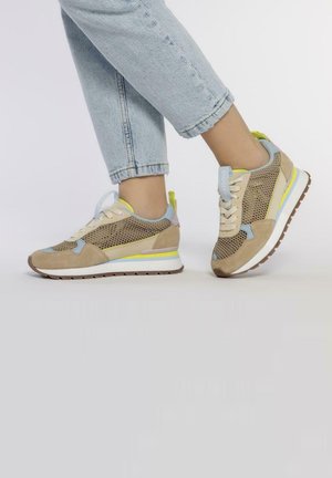 Zapatillas con upper de malla y ante en beige y azul claro, con detalles amarillos, cordones planos y una suela texturizada en marrón.