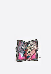 Seidenschal mit bunten Tiermotiven auf einem rosa Hintergrund, umrandet von einem schwarzen und dekorativen geometrischen Muster.