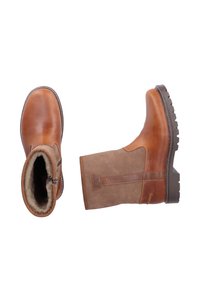 Bruine leren enkelboots met een suède paneel, ritssluiting, fuzzy voering en robuuste zool. Voorzien van contrasterende stiksels en textuuraccenten.