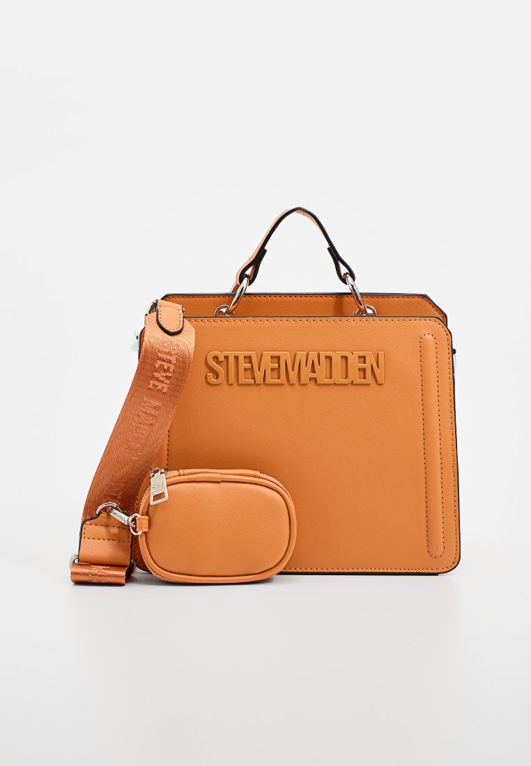 Borsa a tracolla arancione in finta pelle con logo "STEVE MADDEN" in rilievo, tracolla rimovibile e piccolo pouch coordinato. Design strutturato.