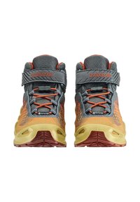 Lowa Wanderstiefel mit einem grauen und orangefarbenen Mesh-Obermaterial, verstellbarem Riemen und einer gelben Gummisohle mit tiefem Profil für besseren Halt.
