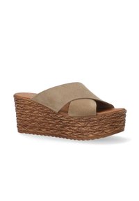 Beige wedge sandalen met een suède crossbandontwerp en een gevlochten jute platform. Glad binnenvoering en een gestructureerde buitenzool.