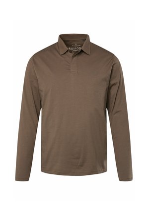 Camisa de polo de manga larga en marrón con cuello, hecha de una tela suave. Presenta un pequeño logo en el pecho y una tapeta con botones.