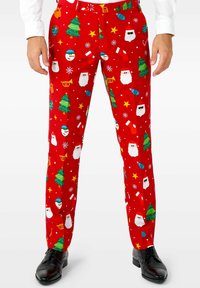 Pantalons festifs rouges avec des motifs de Noël, comprenant des arbres, des visages de Père Noël, des étoiles et des ornements. Fabriqués en tissu lisse, ajustement sur mesure.