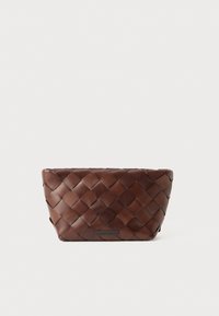 WIDE SQUARE WOVEN CLUTCH - Carteira de mão - chocolate