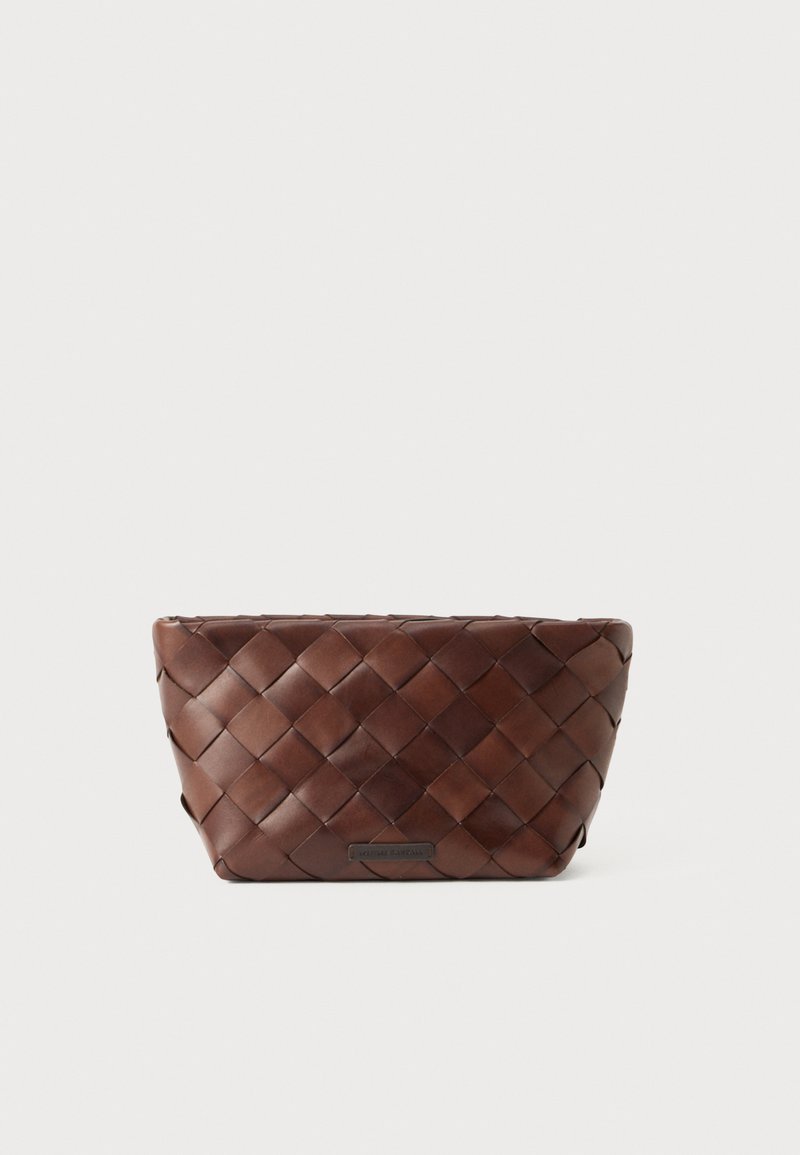 Hnedá tkaná kožená kabelka v tvare trapeziónu s malou značkovou plačkou na prednej časti.