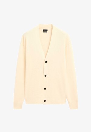 Cardigan beige en tissu tricoté doux, avec un col en V, des manches longues et cinq boutons noirs sur le devant. Design simple et classique.
