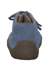 Scarpa blu in suede con superficie testurizzata, punta tonda e suola in gomma. Presenta lacci abbinati e un interno imbottito.