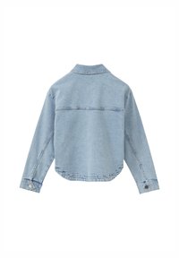 Helle blaue Jeansjacke mit lockerer Passform, langen Ärmeln und einem leicht abgerundeten Saum. Besitzt doppelt genähte Nähte und ein Rückenteil.