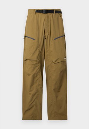 Khakinväriset ulkohousut mustalla säädettävällä vyöllä, kahdella vetoketjullisella reisitaskulla ja polvissa saumoilla, esillä yksinkertaisella taustalla.