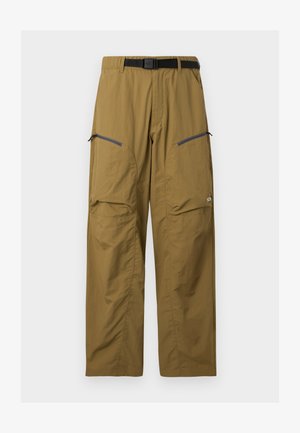 Khakinväriset ulkohousut mustalla säädettävällä vyöllä, kahdella vetoketjullisella reisitaskulla ja polvissa saumoilla, esillä yksinkertaisella taustalla.