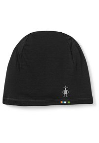Gorro de tela negra, textura suave. Presenta un pequeño gráfico gris de una figura y franjas de colores en el dobladillo en naranja, azul y verde.