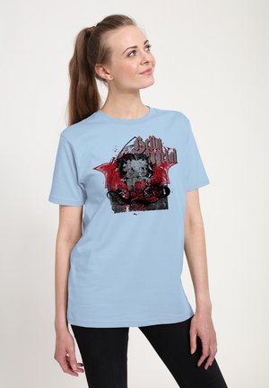 Jasnoniebieski bawełniany t-shirt z graficznym wzorem przedstawiającym czerwone skrzydła nietoperza i czarne detale. Krótkie rękawy i okrągły dekolt.
