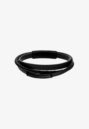 Schwarzes Lederarmband mit geflochtenem Design, glatter Textur und einer gebogenen Schnalle. Zwei überlappende Bänder erzeugen ein geschichtetes Erscheinungsbild.