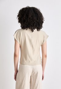 Gestuz RIFA TEE - T-shirt basique - island fossil