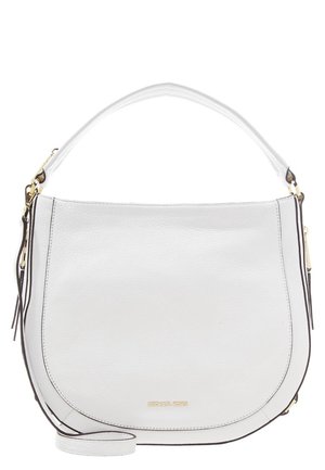 Witte leren Michael Kors-handtas met gouden logo, gebogen vorm, bovenste handvat en afneembare schouderriem.