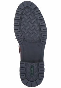 Semelle extérieure en caoutchouc noir avec un motif en zigzag, des languettes surélevées et un marquage. Texturée pour l'adhérence, attachée à une partie supérieure de chaussure marron.