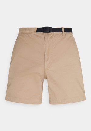 Beige shorts van lichtgewicht stof. Beschikt over een zwarte riem en een eenvoudig ontwerp met een rechte snit en gestikte details.