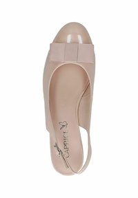 Béžové slingback boty s lesklým kulatým špičkou, texturovanou mašlí a nastavitelným páskem. Vnitřní stélka obsahuje branding "Caprice".