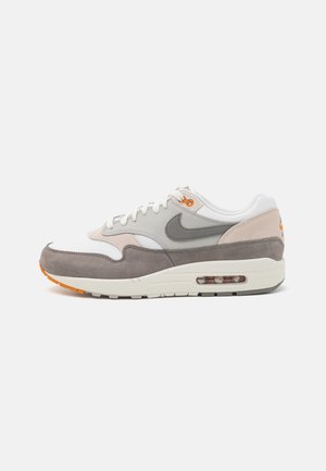 AIR MAX 1  - Trainers - summit white/flat pewter/light iron ore/light orewood brown/sail/monarch