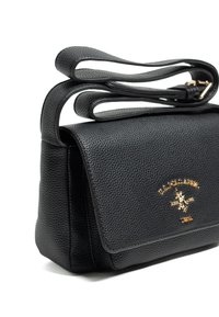 Czarna torebka o strukturze z teksturowaną powierzchnią, z detalem złotego logo, dwoma uchwytami oraz płaskim zapięciem na klapę.