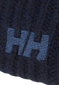 Gorro de punto azul marino con material de lana texturizado, que presenta un logotipo bordado "HH" en azul claro, exhibido de manera destacada.