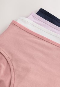 Quattro slip in cotone piegati nei colori rosa, bianco, lilla chiaro e blu navy, ciascuno con una fascia elastica in vita marchiata "NEXT".