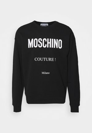 Černá mikina Moschino s bílým nápisem "MOSCHINO" nahoře, "COUTURE!" uprostřed a "Milano" dole na přední straně.