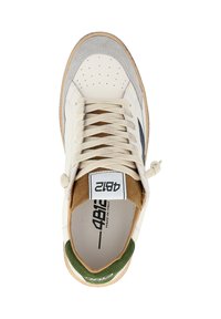 Lædersneakers i hvid, grå og brun. Har beige snørebånd, grøn accent på hælen, perforeret tå og trykt logo på tungen.