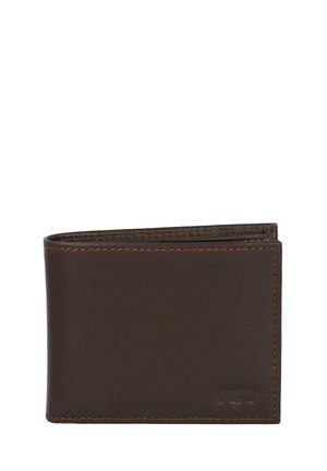 Cartera de cuero marrón con costuras naranjas, diseño bifold y un logotipo embellecido en la parte delantera. Presenta una textura suave y una forma sencilla.