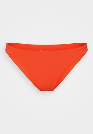 Bas de bikini rouge avec une finition lisse et élastique, présentant un design taille basse et un style minimaliste. Pas de motifs ni d'accents visibles.