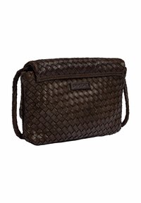 Woven leatherowa torebka na ramię w ciemnym brązie o prostokątnym kształcie, z górną klapą zamykającą oraz markową metką na przednim panelu.