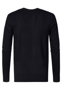 Maglione nero a maniche lunghe con collo a giro, visto da dietro, con polsini e orlo a costine, su uno sfondo bianco.