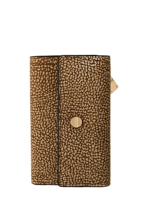 Portefeuille marron texturé avec fermeture à bouton-pression et une carte partiellement visible depuis la poche latérale.