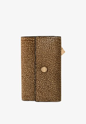 Portafoglio marrone strutturato con chiusura a scatto e una carta parzialmente visibile dalla tasca laterale.