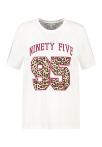 T-shirt blanc à manches courtes avec "NINETY FIVE" en rouge au-dessus de grands chiffres "95" remplis d'un motif léopard.