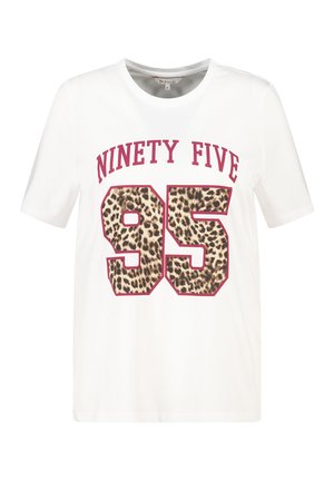 Witte korte mouwen t-shirt met "NINETY FIVE" in het rood boven grote "95" cijfers die gevuld zijn met een luipaardprintpatroon.