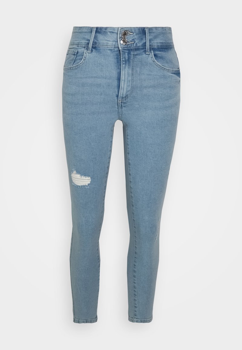 Jeans de ganga azul claro com um corte de cintura alta, apresentando um fecho frontal com botão, cinco bolsos e um detalhe desgastado nos joelhos.