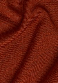 Tessuto lavorato a maglia di un profondo colore ruggine, caratterizzato da una trama liscia con sottili coste e leggere variazioni di tonalità.
