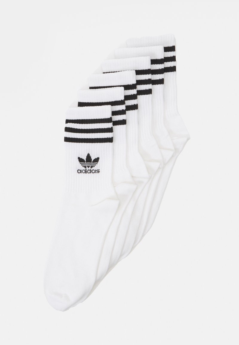 Fehér bokazoknik egy hatos csomagban, ribbelt mandzsetta fekete csíkokkal és fekete Adidas logóval a tetején.