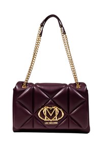 Borsa a tracolla in ecopelle trapuntata color bordeaux con catene dorate e un grande logo dorato in evidenza sulla parte anteriore.