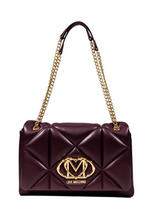 Borsa a tracolla in ecopelle trapuntata color bordeaux con catene dorate e un grande logo dorato in evidenza sulla parte anteriore.