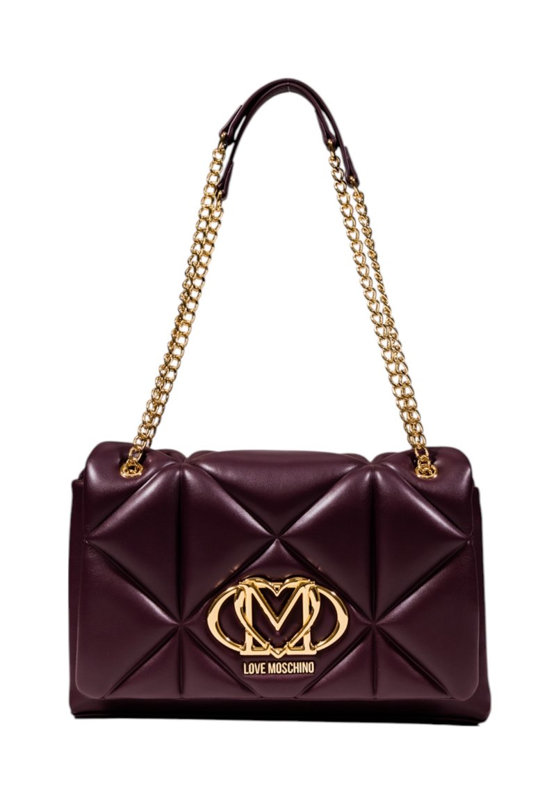 Borsa a tracolla in ecopelle trapuntata color bordeaux con catene dorate e un grande logo dorato in evidenza sulla parte anteriore.
