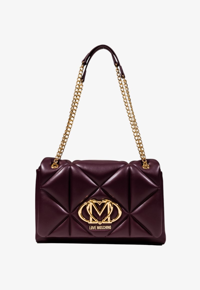 Borsa a tracolla in ecopelle trapuntata color bordeaux con catene dorate e un grande logo dorato in evidenza sulla parte anteriore.