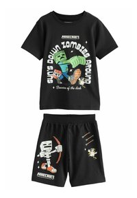 Zwart katoenen pyjamastel met een graphic t-shirt met een zombie ontwerp en een short met een skeletboogschutter, beiden voorzien van kleurrijke accenten.